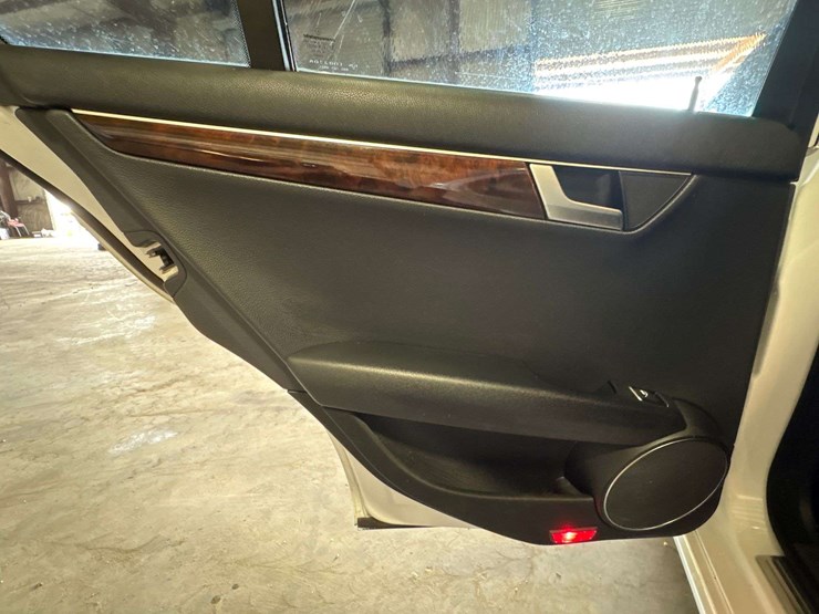 2013-mercedes-benz-c250-4-door-sedan-(123,035-miles)-image-14