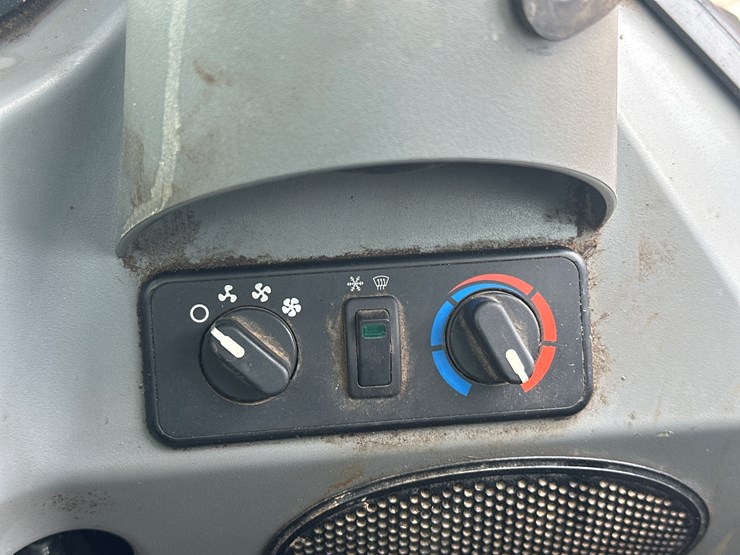 2022-bobcat-t770-image-32