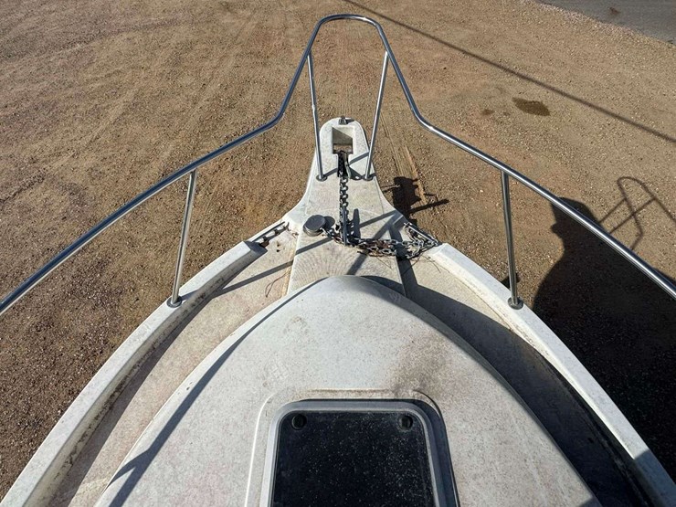 robalo-2240-walkaround-yacht-boat-with-cabin-image-12