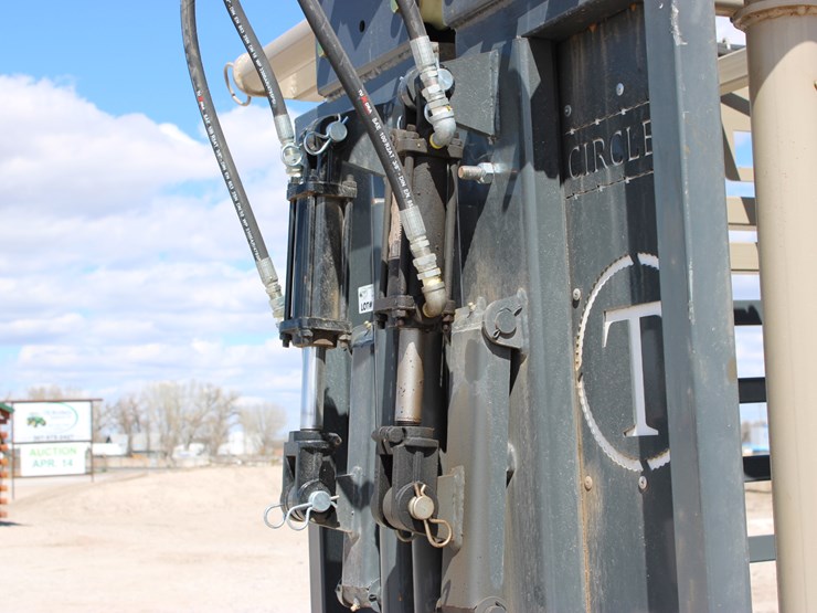 #1085-•-new-circle-t-portable-hydraulic-squeeze-chute-image-11