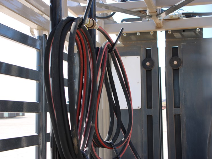 #1085-•-new-circle-t-portable-hydraulic-squeeze-chute-image-24