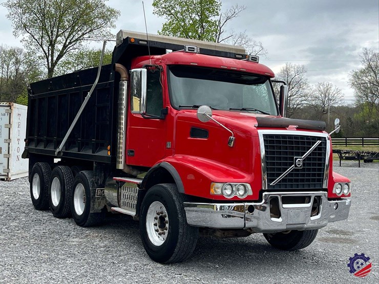 2011-volvo-truck-vhd-tri-axle-dump-truck-image-18