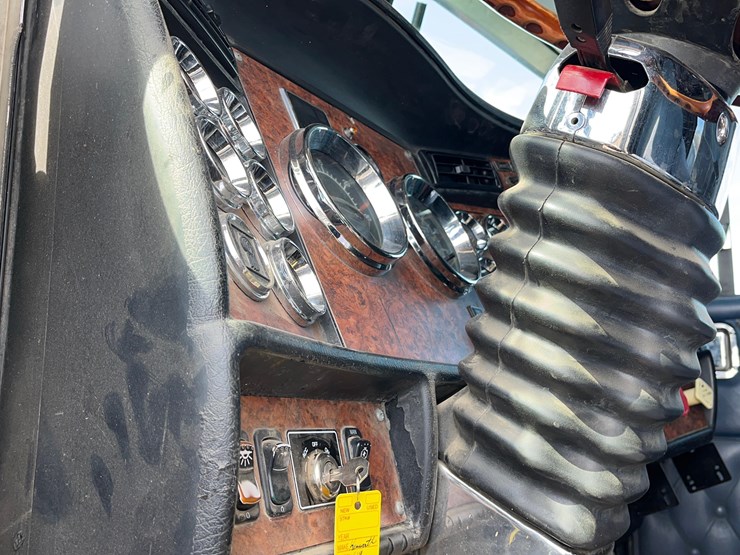 2004-kenworth-w900-image-79