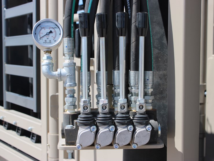 #1085-•-new-circle-t-portable-hydraulic-squeeze-chute-image-17