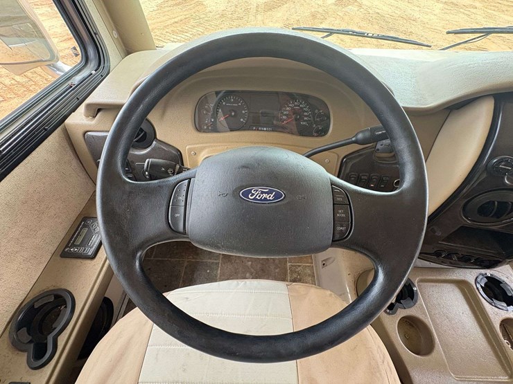 2014-ford-f-53-motorhome-image-14