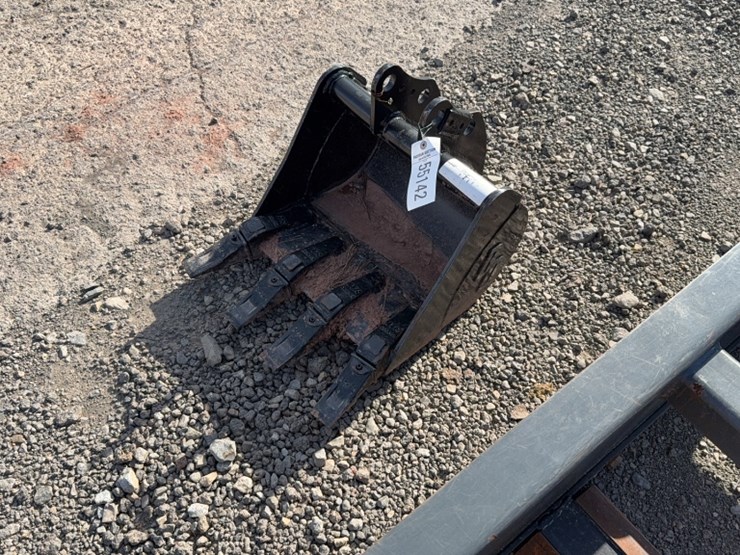 #2002-•-blue-diamond-18"-mini-excavator-tooth-bucket-image-2
