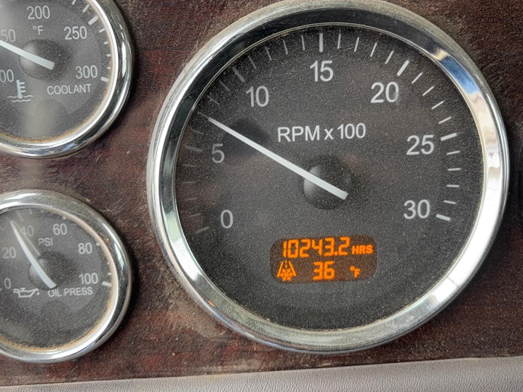 2014-peterbilt-389-image-39