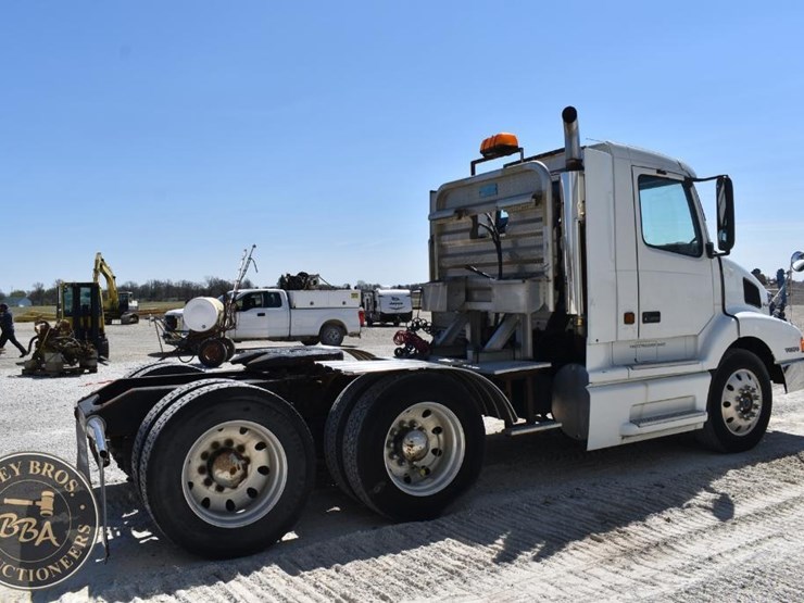 1999-volvo-vnl64t300-image-11