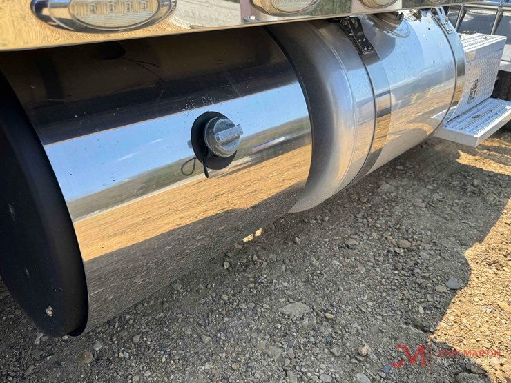 2015-peterbilt-389-image-12