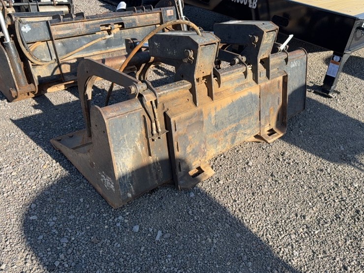 #2065-•-bobcat-72"-skid-steer-2-cylinder-grapple-bucket-image-3