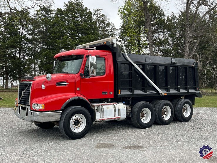 2011-volvo-truck-vhd-tri-axle-dump-truck-image-1