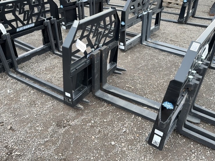 #2020-•-blue-diamond-42"-dingo-pallet-forks-image-1