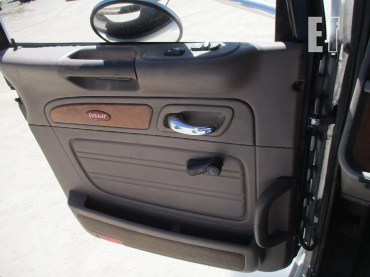 2008-peterbilt-367-image-13