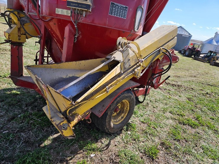 new-holland-355-image-24