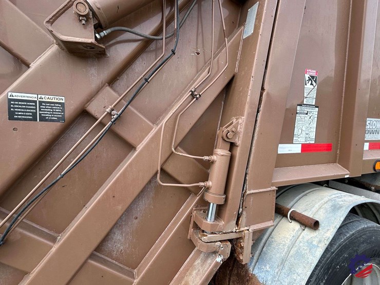 2013-ud-ud3300-s/a-garbage-truck-image-59