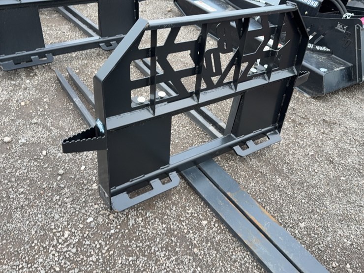 #2022-•-blue-diamond-48"-skid-steer-block-pallet-forks-image-2