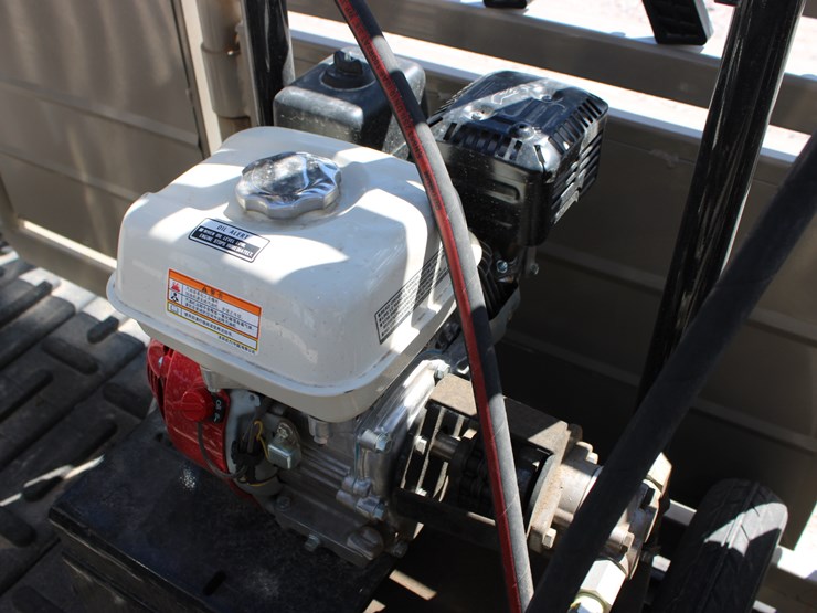 #1085-•-new-circle-t-portable-hydraulic-squeeze-chute-image-25