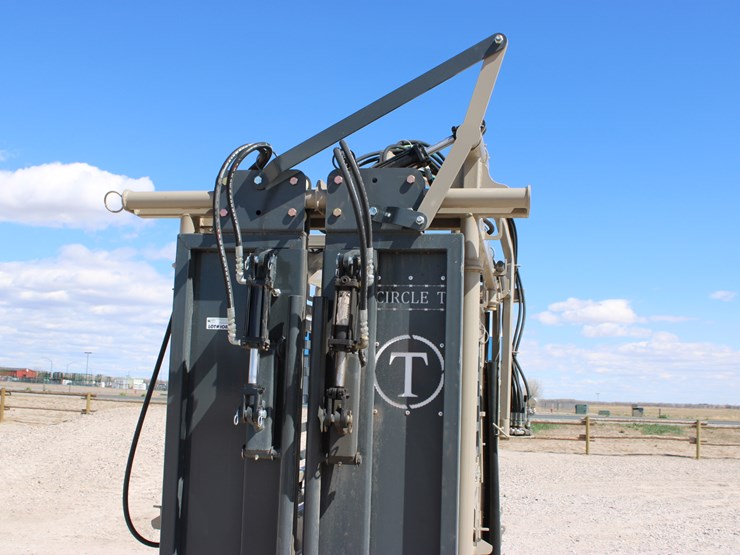 #1085-•-new-circle-t-portable-hydraulic-squeeze-chute-image-10