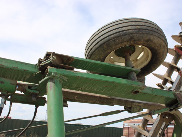 john-deere-235-image-15