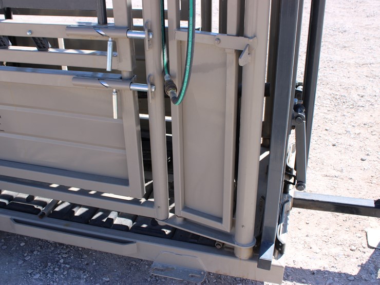 #1085-•-new-circle-t-portable-hydraulic-squeeze-chute-image-36