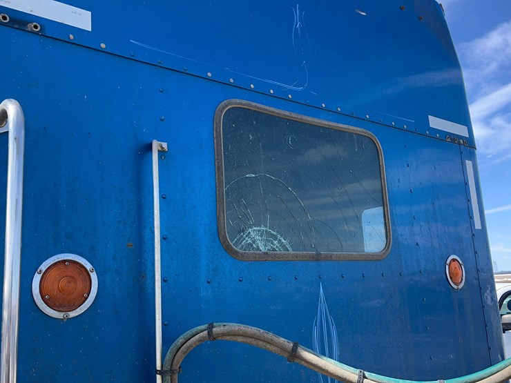 2004-kenworth-w900-image-23