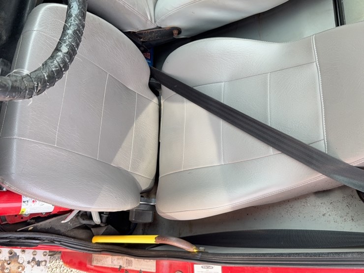 1998-freightliner-fl70-image-17