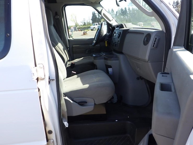 2013-ford-cargo-image-19