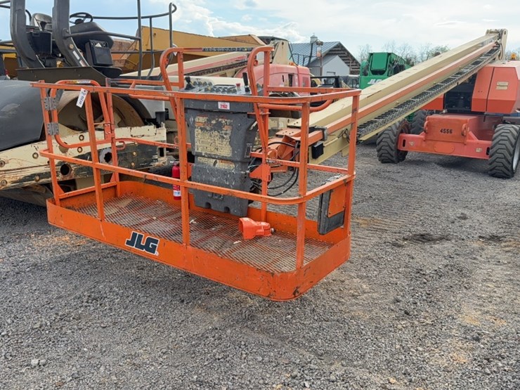 2014-jlg-800s-image-1