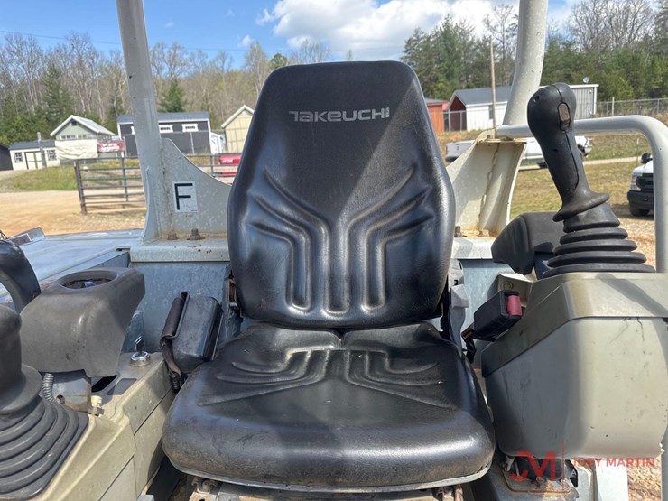 2017-takeuchi-tb240-image-17