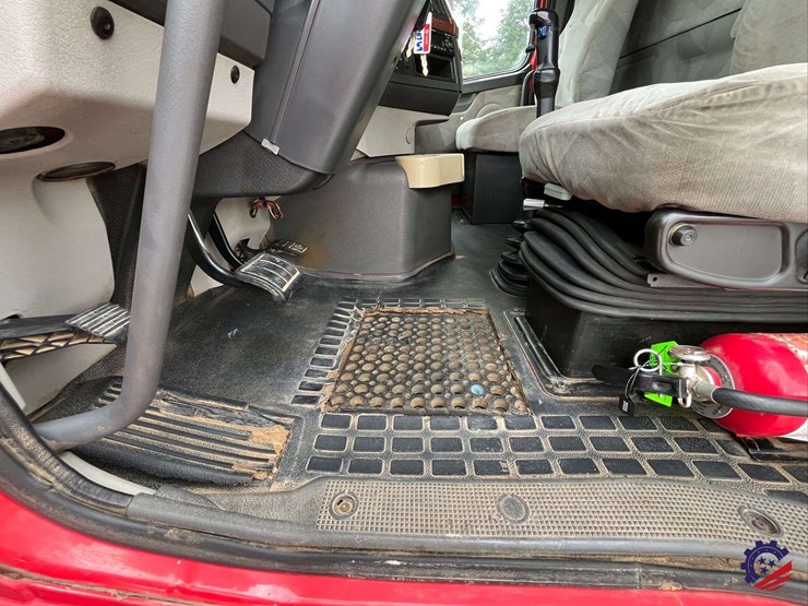 2011-volvo-truck-vhd-tri-axle-dump-truck-image-77