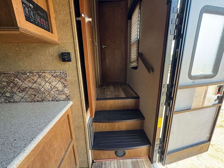 2016-forest-river-sabre-5th-wheel-travel-trailer-image-17