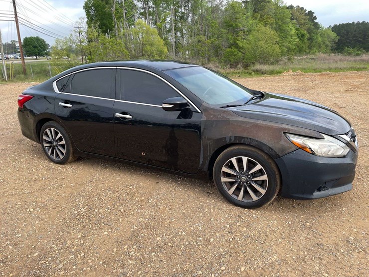 2017-nissan-altima-4-door-sedan-(213,376-miles)-image-4