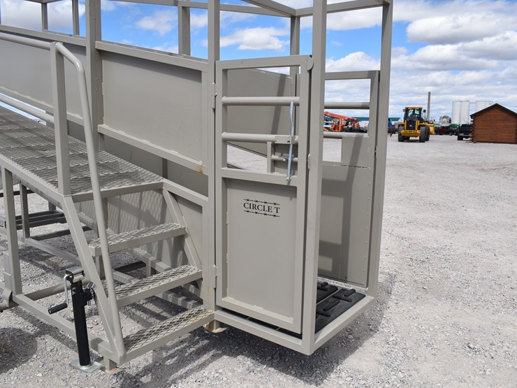 #1084-•-new-circle-t-portable-loading-chute-with-catwalk-image-23