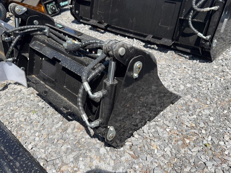 #6072-•-future-40"-dingo-4in1-bucket-image-3