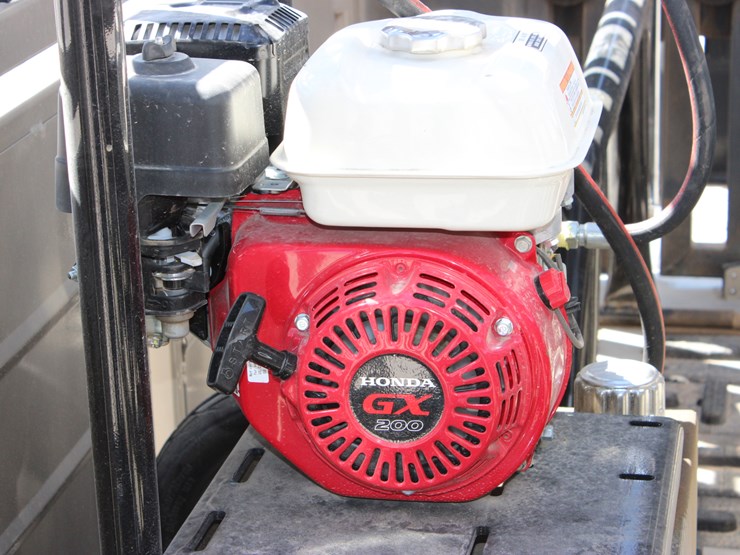 #1085-•-new-circle-t-portable-hydraulic-squeeze-chute-image-23