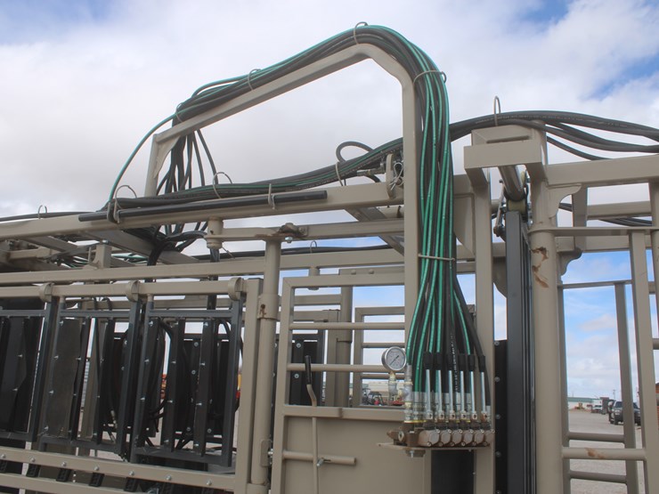 #1083-•-new-circle-t-portable-complete-cattle-processing-system-image-72