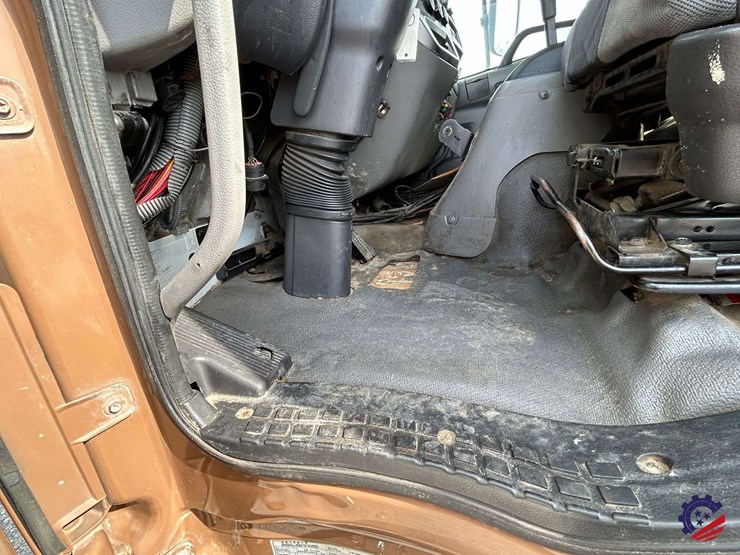 2013-ud-ud3300-s/a-garbage-truck-image-73