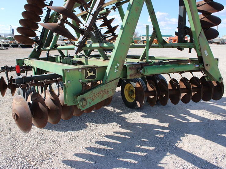 john-deere-235-image-21