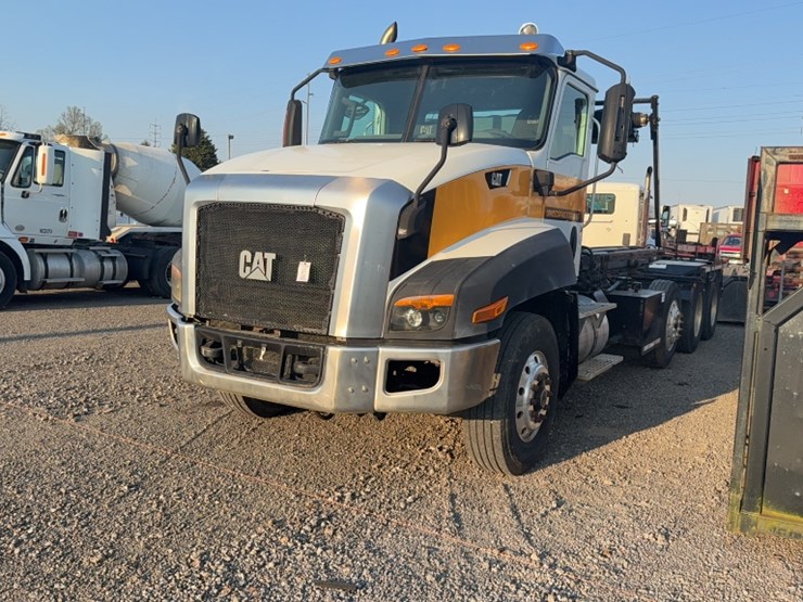 2013-caterpillar-ct660-image-1