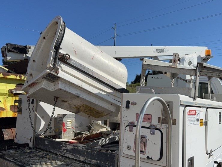 2004-gmc-5500-image-10