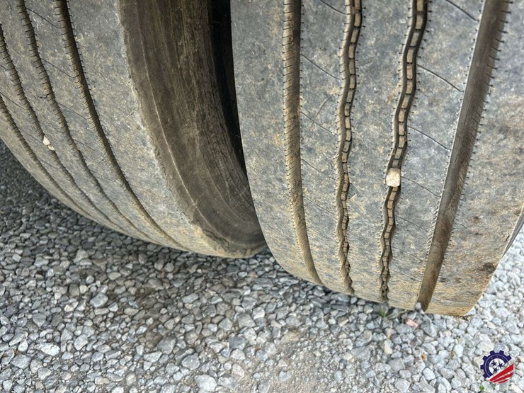 2013-ud-ud3300-s/a-garbage-truck-image-14