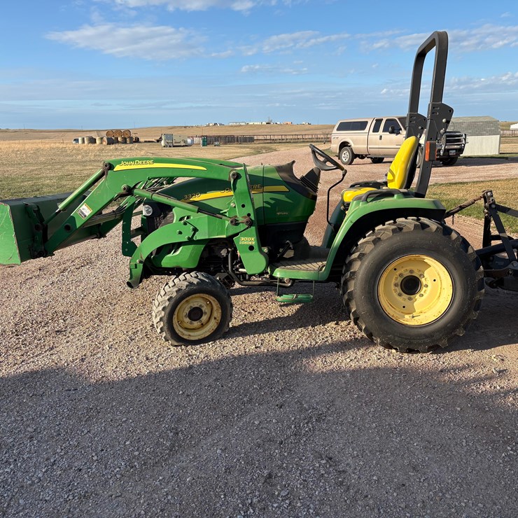 JOHN DEERE 3320