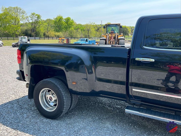 2015-gmc-3500-image-32