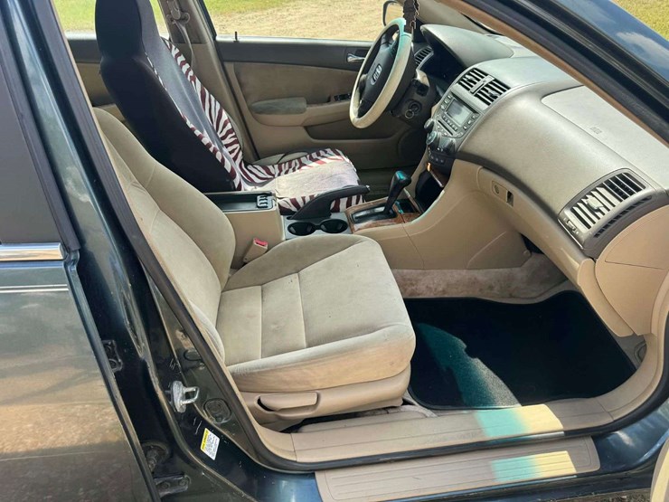 2005-honda-accord-4-door-sedan-(347,973-miles)-image-11