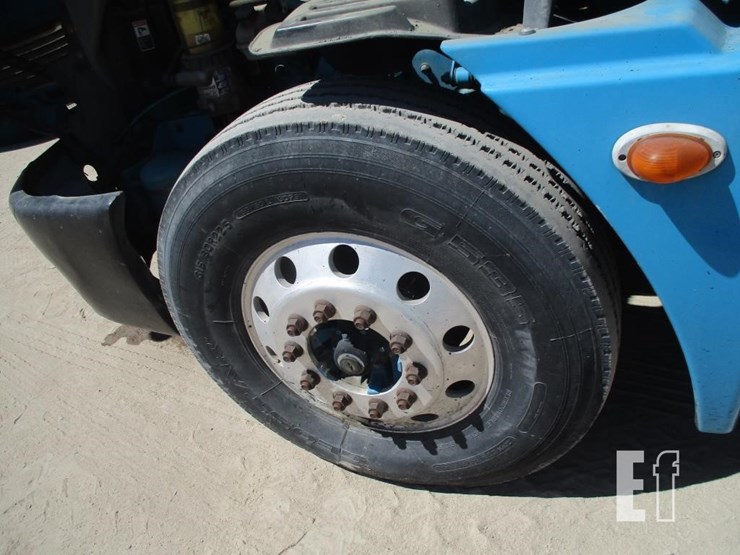 2009-freightliner-columbia-120-image-25