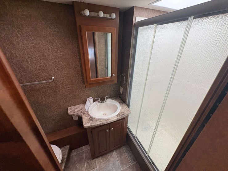 2014-ford-f-53-motorhome-image-24