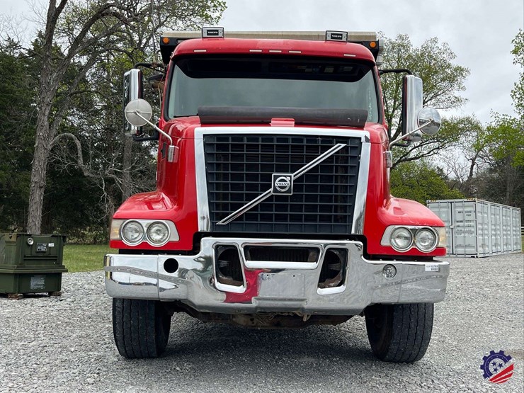 2011-volvo-truck-vhd-tri-axle-dump-truck-image-21