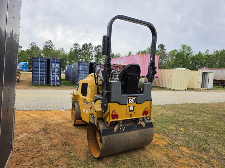 2015-caterpillar-cb24b-image-2