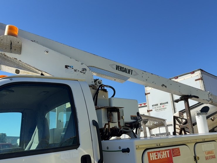 2004-gmc-5500-image-16