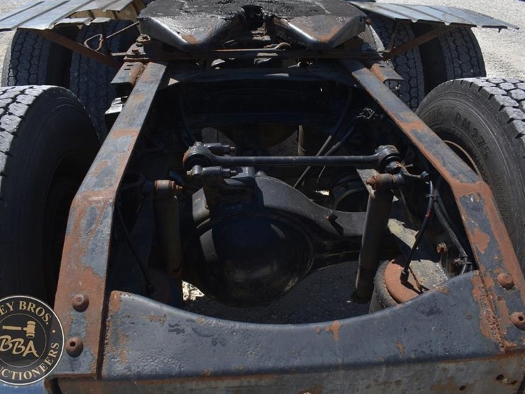 1999-volvo-vnl64t300-image-25